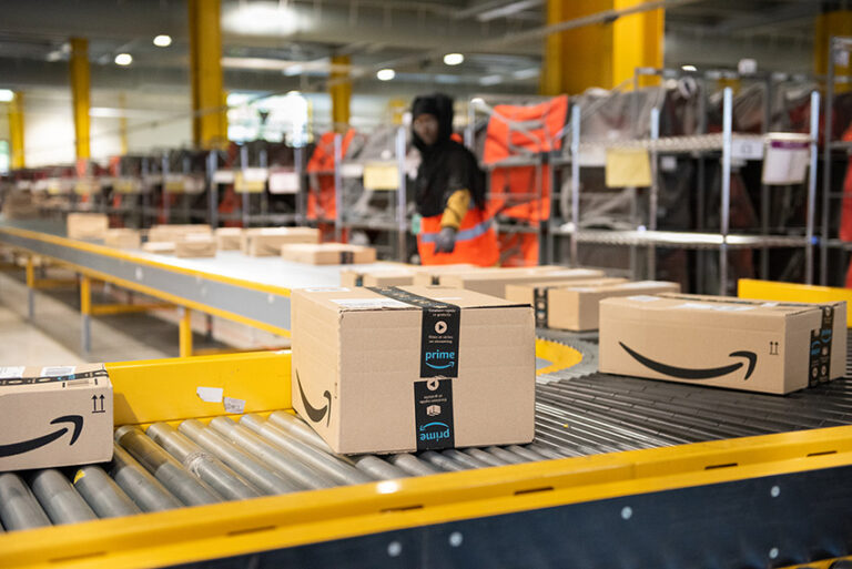 Want to make sending products to Amazon easier and faster? FBA pallet shipping helps move lots of items at once safely. It saves time, lowers costs, and keeps shipments neat so customers get their orders on time. Knowing the rules, picking the right shipping company, and packing pallets the right way can make everything run smoothly. Even if sending a few or many items, using pallets keeps things simple and on track. Want to see how this easy step can make shipping much better? Let’s read on. Check Amazon’s Requirements Use Strong, Standard Pallets Stack Items Properly Secure Pallets with Wrap Label Clearly Choose the Right Carrier Plan Your Shipments in Advance Track Your Shipments Keep Documentation Ready